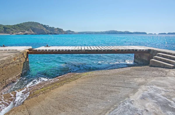 Sunny pier and ocean — Stock Photo, Image