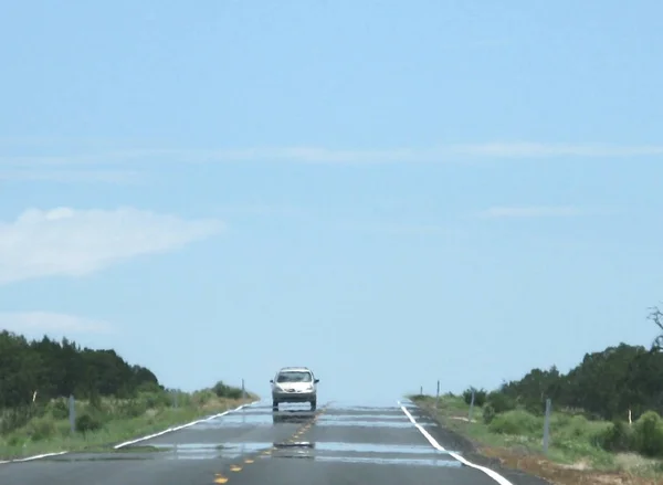 Miraggio in autostrada con auto in una calda giornata nel deserto — Foto Stock