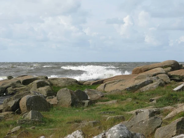 Paisaje costero rocoso con seaspray —  Fotos de Stock