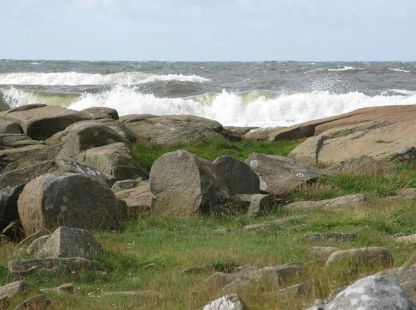 Paisaje costero rocoso con seaspray —  Fotos de Stock