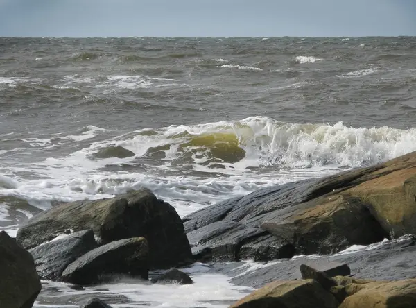 Rotsachtige kust landschap met seaspray — Stockfoto