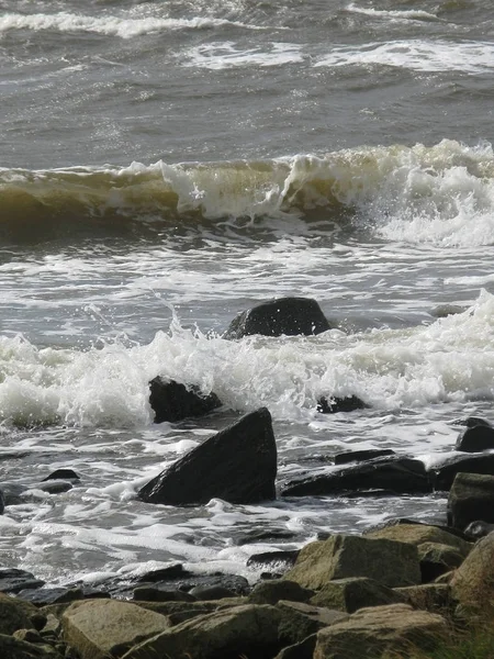 Rotsachtige kust landschap met seaspray — Stockfoto