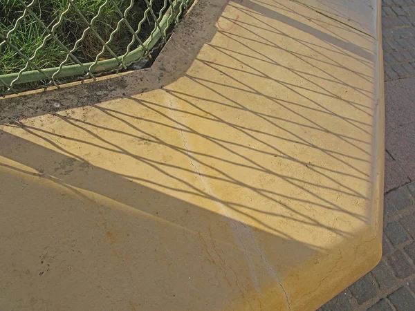 Абстрактний візерунок тіней з паркану — стокове фото