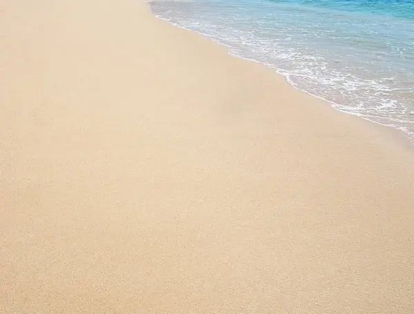 Rajska plaża ze złotym piaskiem — Zdjęcie stockowe