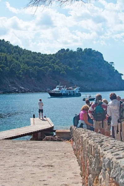 Traghetti in arrivo e in attesa di turisti — Foto Stock