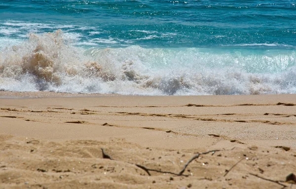 Grön våg whith vit seafoam — Stockfoto