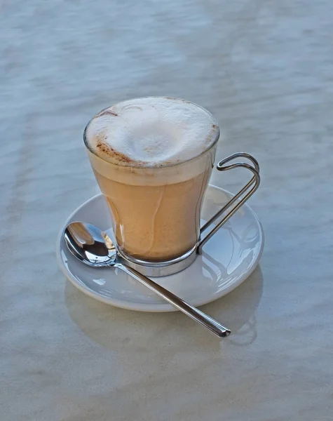 Koffiekopje met lepel — Stockfoto