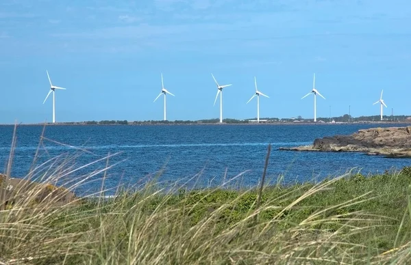 Turbinas eólicas à beira-mar — Fotografia de Stock