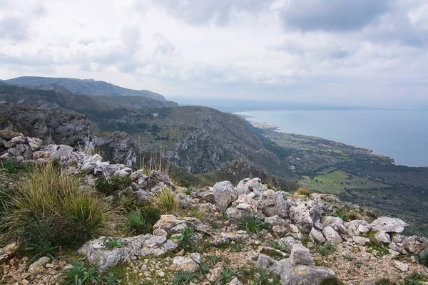 Primavera verde paisagem de montanha — Fotografia de Stock