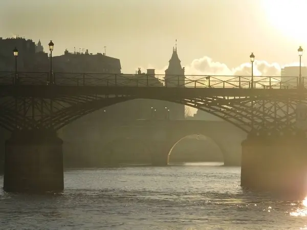 Puente de París cruzando el río Sena a la luz del sol de la mañana — Foto de Stock