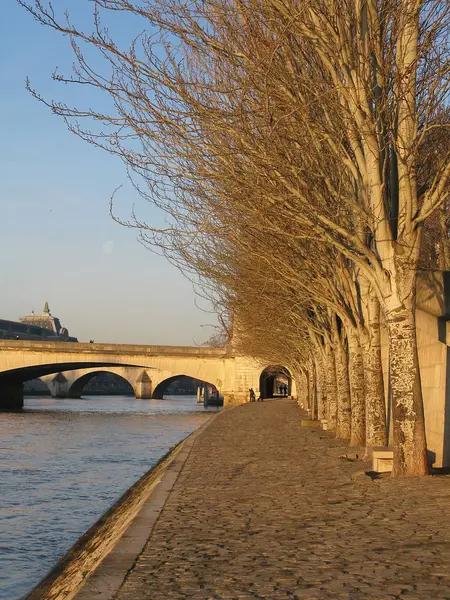 Paris bro över floden Seine i morgon solljus — Stockfoto