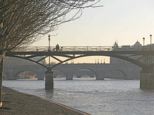 Puente de París cruzando el río Sena a la luz del sol de la mañana — Foto de Stock