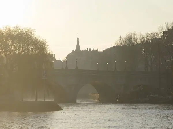 Puente de París cruzando el río Sena a la luz del sol de la mañana — Foto de Stock