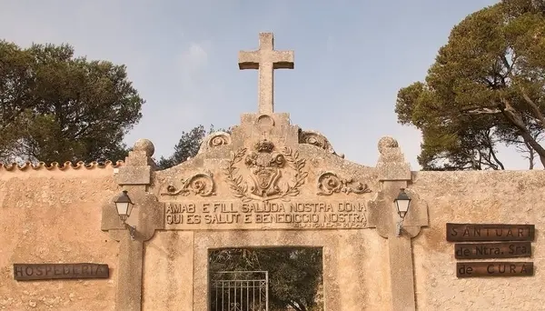 Cruz e inscripción de entrada en el monasterio Cura — Foto de Stock