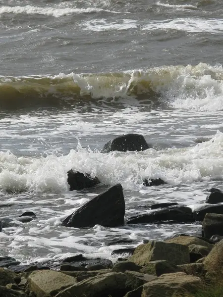 Paesaggio costiero roccioso con seaspray — Foto Stock