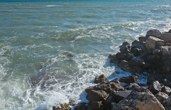 Día ventoso salpicando olas — Foto de Stock