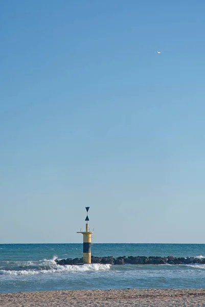 Faro y despegue del avión — Foto de Stock