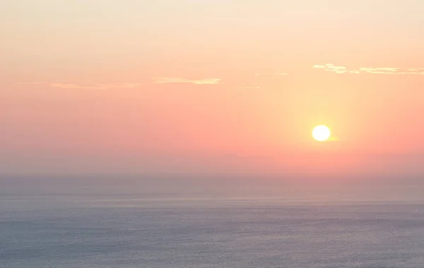 Puesta de sol roja en el Mediterráneo —  Fotos de Stock