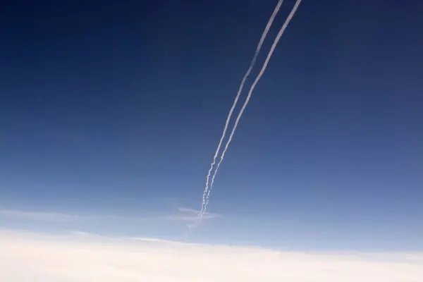 Blue sky and contrail — Stock Photo, Image