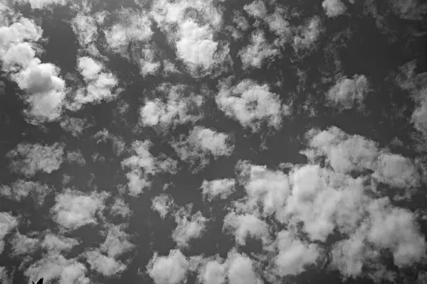Nuvole illuminate dal sole umore sera — Foto Stock