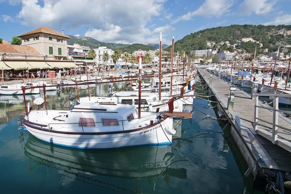 Vue sur la marina et les bateaux — Photo