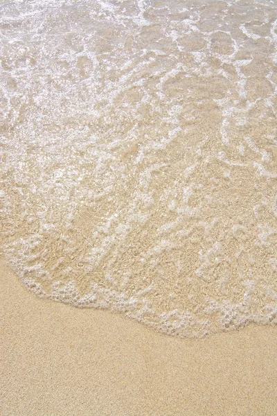 Fine piaszczysta plaża i woda zbliżenie — Zdjęcie stockowe