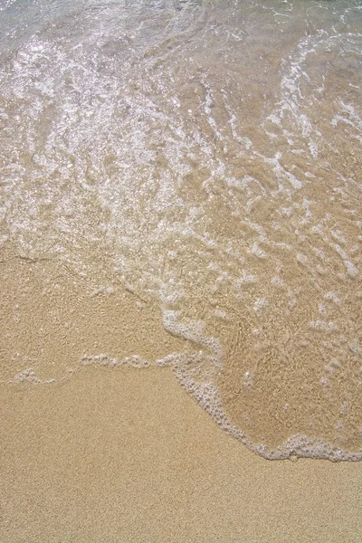 Playa de arena fina y primer plano de agua —  Fotos de Stock