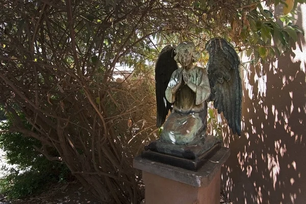 Ángel de bronce rezando — Foto de Stock