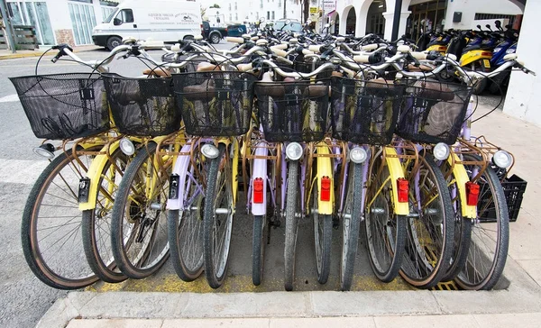 Farverige leje cykler - Stock-foto