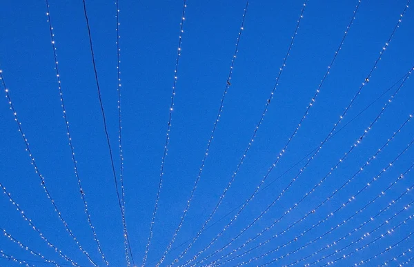 Stringhe di luce contro il cielo blu scuro — Foto Stock