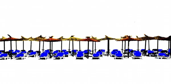 Salões de chaise de praia com guarda-sóis de palha isolados — Fotografia de Stock