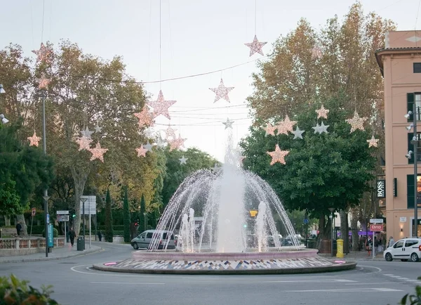 Fontana Plaza de la Reina con decorazioni a luce natalizia — Foto Stock