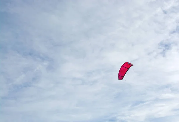 Kitesurfing żagiel niebo — Zdjęcie stockowe