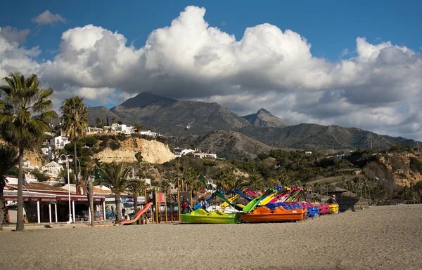 Burriana beach oyuncaklar ve dağlar — Stok fotoğraf