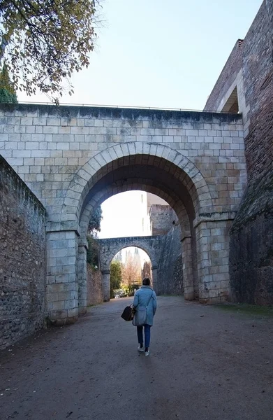 Woman walks through vaults up to Alhambra — Stock Photo, Image