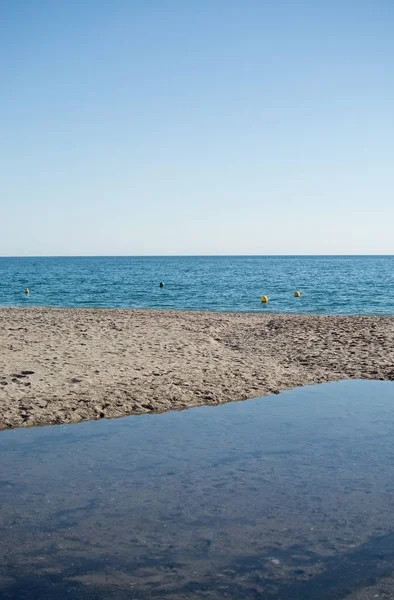 Бурриана песчаный пляж и голубой океан — стоковое фото