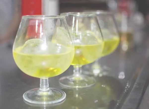 Tres copas con vino blanco — Foto de Stock