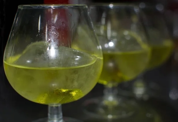 Drie glazen met witte wijn — Stockfoto