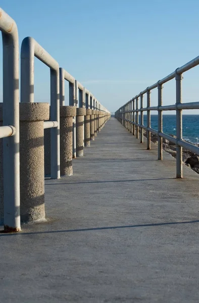 Estructura Del Muelle Con Perspectiva Hacia Horizonte Oceánico — Foto de Stock