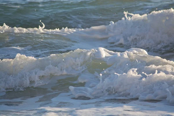 Wilde golven van de Middellandse Zee — Stockfoto