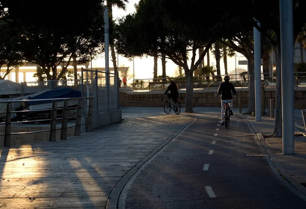 Silueta ciclistas a lo largo de la pista de bicicletas en Molinar —  Fotos de Stock