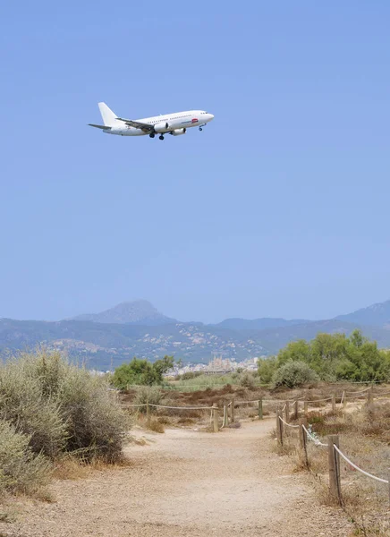 Un avión noruego a punto de aterrizar en Son Sant Joan en Palma . — Foto de Stock