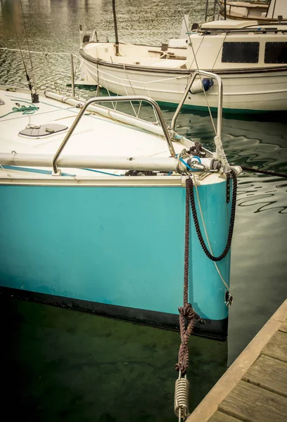 Türkisfarbenes Segelboot im Hafen — Stockfoto