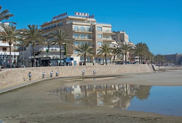 Palma Mallorca Španělsko Února 2018 Cyklisté Trati Zatopených Zimní Beach — Stock fotografie