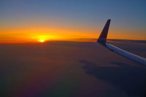 马略卡岛 西班牙 2018年4月27日 挪威的飞行图像在日出在海洋之外在梅诺卡在2018年4月27日清晨在西班牙马略卡岛 — 图库照片