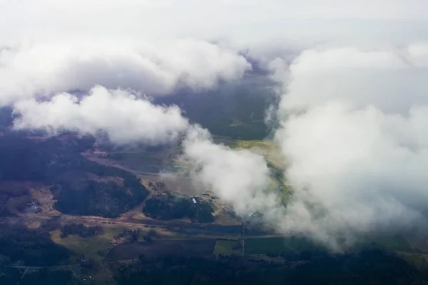 飞行图象以云彩在有趣的形成 — 图库照片