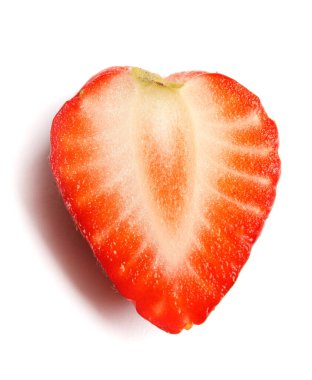 Çileğin yarısı beyaz arkaplanda izole edilmiş
