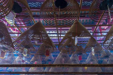 Bobinler ve Man Mo Temple, Hong Kong, Çin, Asya kırmızı etiketlerinde yazılı dualar tütsü