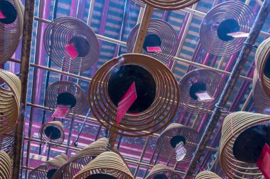 Bobinler ve Man Mo Temple, Hong Kong, Çin, Asya kırmızı etiketlerinde yazılı dualar tütsü