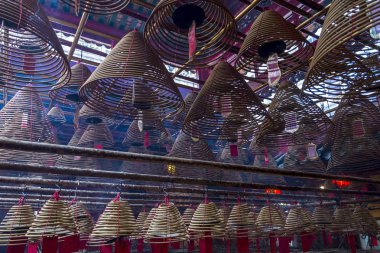 Bobinler ve Man Mo Temple, Hong Kong, Çin, Asya kırmızı etiketlerinde yazılı dualar tütsü